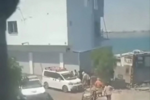 مأساة في عدن.. ثلاثة أطفال يبتلعهم البحر في ساحل الدكة وإنقاذ أحدهم